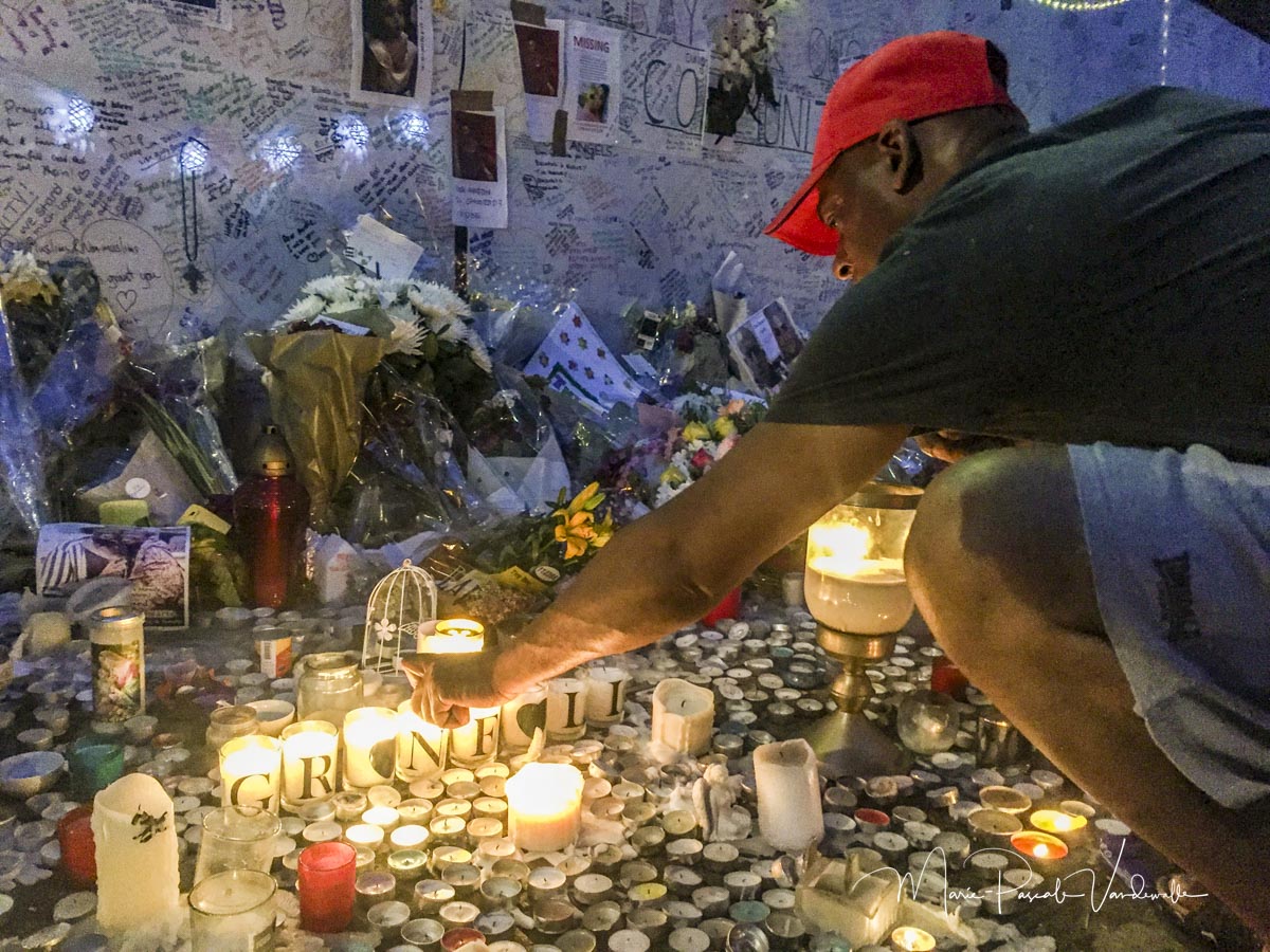 rondom de uitgebrande Grenfell Tower zijn overal foto's van nog vermiste personen te vinden, maar ook bloemen, knuffels en kaarsjes. Bij de vele kerkjes in die buurt worden ook materiële en financiële schenkingen gedaan om getroffen mensen hulp te bieden. Op zondag waren er ook meerdere vieringen, ter nagedachtenis van de overledenen en waar overlevenden steun vinden bij mekaar . Ook burgemeester Sadiq Khan woonden zo'n viering bij. De sfeer is er bijzonder intens, en emotioneel geladen.
