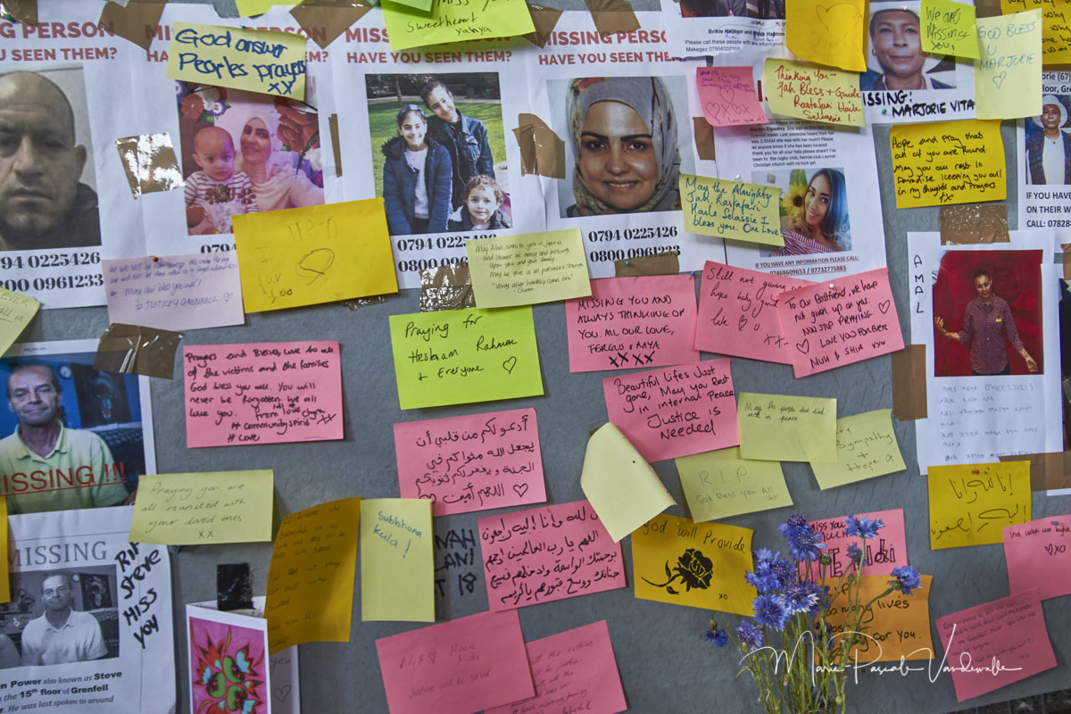rondom de uitgebrande Grenfell Tower zijn overal foto's van nog vermiste personen te vinden, maar ook bloemen, knuffels en kaarsjes. Bij de vele kerkjes in die buurt worden ook materiële en financiële schenkingen gedaan om getroffen mensen hulp te bieden. Op zondag waren er ook meerdere vieringen, ter nagedachtenis van de overledenen en waar overlevenden steun vinden bij mekaar . Ook burgemeester Sadiq Khan woonden zo'n viering bij. De sfeer is er bijzonder intens, en emotioneel geladen.
