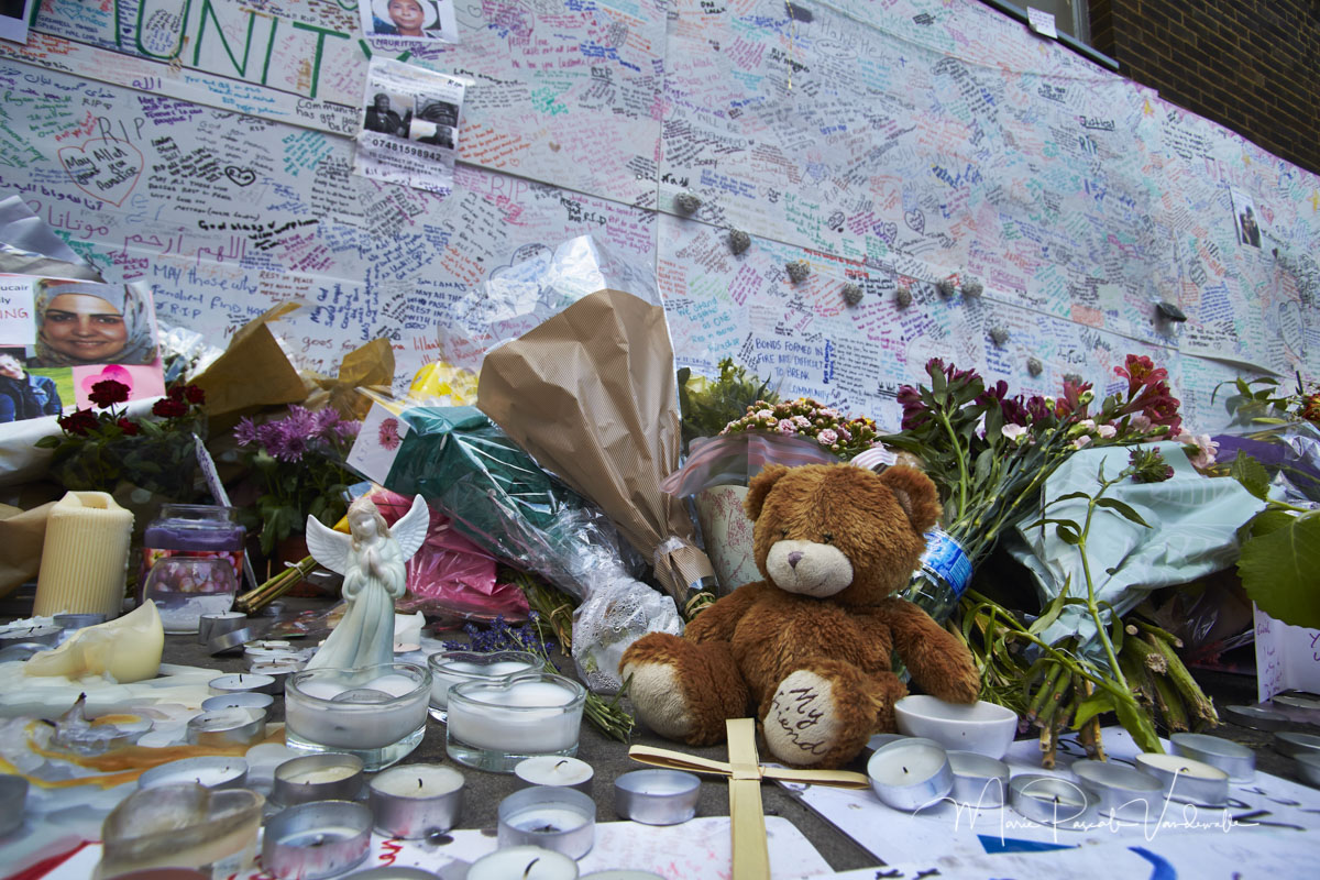 rondom de uitgebrande Grenfell Tower zijn overal foto's van nog vermiste personen te vinden, maar ook bloemen, knuffels en kaarsjes. Bij de vele kerkjes in die buurt worden ook materiële en financiële schenkingen gedaan om getroffen mensen hulp te bieden. Op zondag waren er ook meerdere vieringen, ter nagedachtenis van de overledenen en waar overlevenden steun vinden bij mekaar . Ook burgemeester Sadiq Khan woonden zo'n viering bij. De sfeer is er bijzonder intens, en emotioneel geladen.